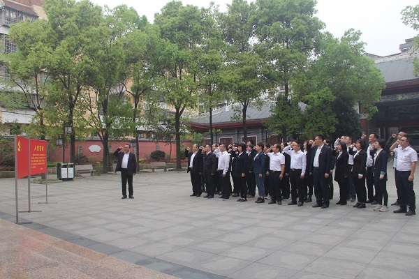 新晃县纪委监委机关党员干部在麻阳县滕代远纪念馆开展党史学习教育，重温入党誓词.jpg