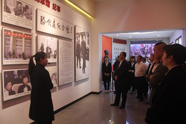 新晃县纪委监委机关党员干部在麻阳县滕代远纪念馆开展党史学习教育.jpg